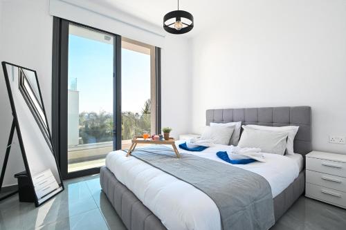 En eller flere senge i et værelse på By the Beach Villa 12