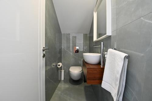 Et badeværelse på By the Beach Villa 12