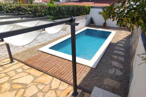 Newly furnished cozy house next to the beach