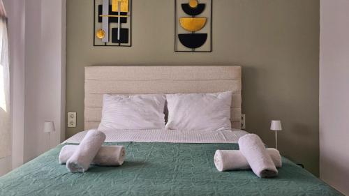Giường trong phòng chung tại Terpsi's Loft with Pool Access by Horizon Homes