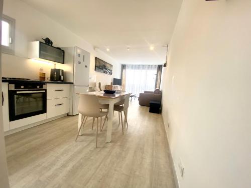 LE BOUCANET - APPARTEMENT CLIMATISÉ ENTIEREMENT RÉNOVÉ POUR 4 PERSONNES AVEC PARKING PRIVATIF