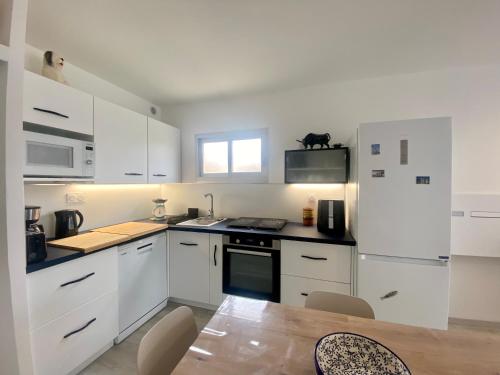 LE BOUCANET - APPARTEMENT CLIMATISÉ ENTIEREMENT RÉNOVÉ POUR 4 PERSONNES AVEC PARKING PRIVATIF