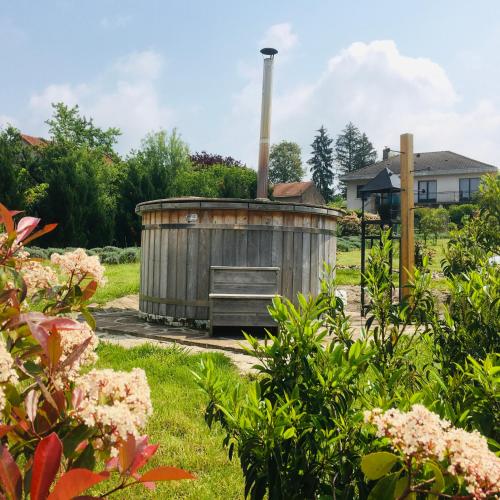 un jardin avec une structure en bois dans la pelouse dans l'établissement 
