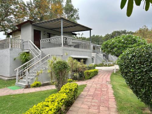 Κήπος έξω από το Manu Maharani Resort