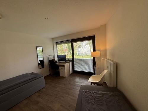 a room with a bed and a desk with a computer at Nr 1 Gemütliches & helles Doppelzimmer in Kleve in Kleve