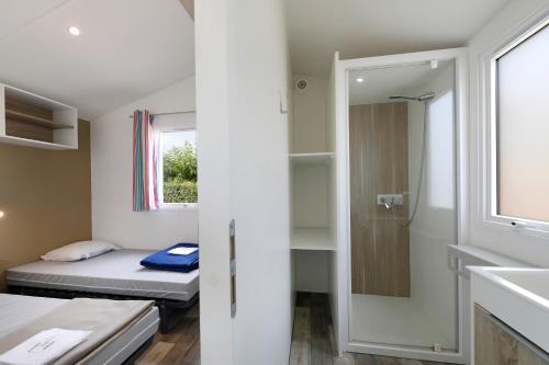 Postel nebo postele na pokoji v ubytování Camping Rondinara