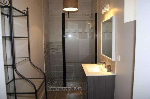 une salle de bain avec douche et lavabo dans l'établissement La Bastide de Marie, à Saint-André-de-Roquelongue