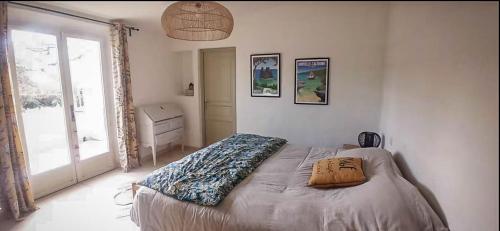 une chambre avec un lit dans une pièce avec une fenêtre dans l'établissement Charming house Saint Remy de Provence, à Saint-Rémy-de-Provence