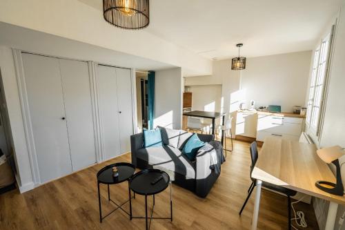 un salon avec un canapé et une table dans l'établissement Nice T2 in Bordeaux near the Stadium, à Bordeaux
