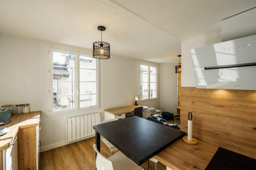 - une cuisine avec une table noire dans une pièce dans l'établissement Nice T2 in Bordeaux near the Stadium, à Bordeaux