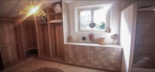 La salle de bains est pourvue d'une fenêtre et d'une baignoire carrelée. dans l'établissement Charming house Saint Remy de Provence, à Saint-Rémy-de-Provence