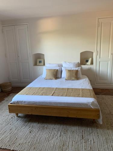 une chambre avec un grand lit avec deux oreillers dans l'établissement Villa Tourmarin à Flayosc, à Flayosc