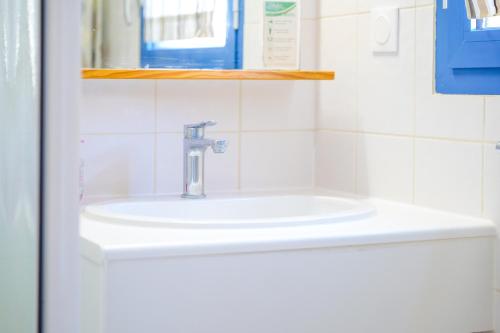 une salle de bain avec un lavabo et un miroir dans l'établissement Maison mitoyenne de vacances - piscine commune et espaces verts - 4 personnes, à Saint-Hilaire-de-Talmont