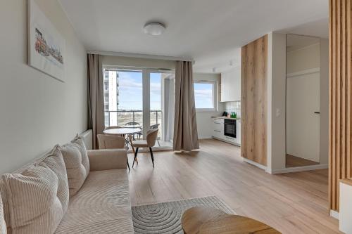 ein Wohnzimmer mit Sofa und Tisch in der Unterkunft Grand Apartments - Horizon in Danzig