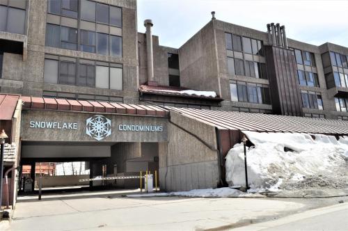 an exterior view of the snow palace building at Snowflake 1 Bed plus Den 2 Bath SFAF in Copper Mountain