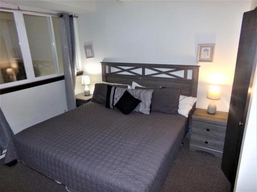 una camera da letto con un letto grande e una finestra di Snowflake 1 Bed plus Den 2 Bath SFAF a Copper Mountain