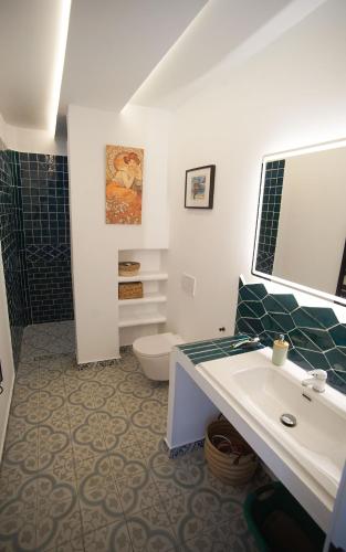 a bathroom with a sink and a toilet and a shower at Vila Beach Planta Baja in Oliva