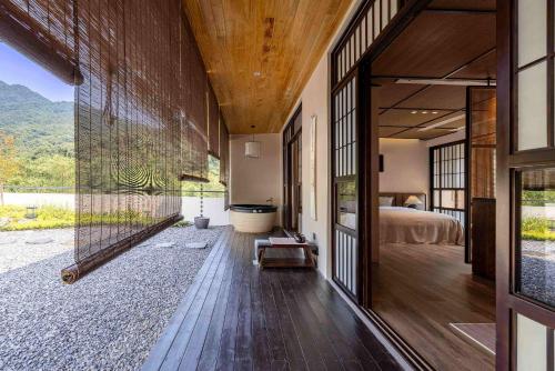 Ένα ή περισσότερα κρεβάτια σε δωμάτιο στο 溪阳依山静私汤国风庭院