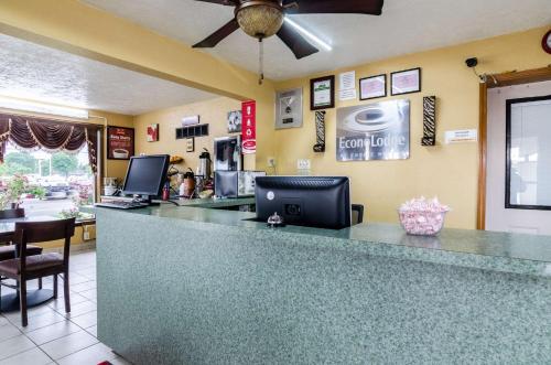 Gallery image of Econo Lodge Winfield in Winfield
