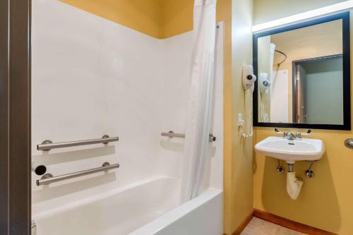 Ένα μπάνιο στο Quality Inn & Suites Lenexa Kansas City