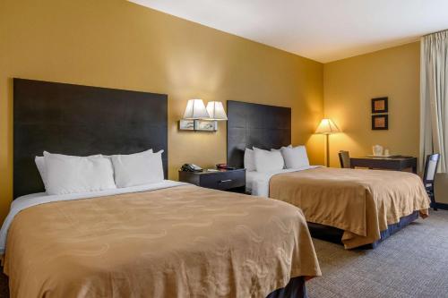 Ένα ή περισσότερα κρεβάτια σε δωμάτιο στο Quality Inn & Suites Lenexa Kansas City