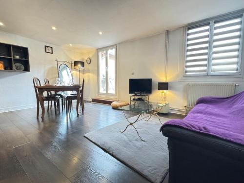 un salon avec un canapé et une table dans l'établissement Maison Rue de Mars - 4 Personnes - Centre Obernai - 1 Parking gratuit, à Obernai