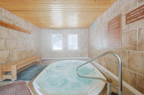 La salle de bains est pourvue d'un bain à remous et d'un plafond en bois. dans l'établissement Wild Irishman 2 bed 2 bath retreat WIBH, à Keystone