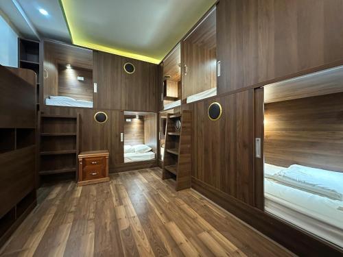 Ένα ή περισσότερα κρεβάτια σε δωμάτιο στο Saparis Station Hostel & Travel