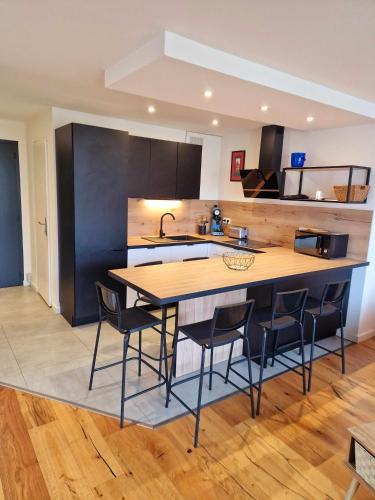 a kitchen with a table and chairs in a room at superbe charme et belle vue in Annecy