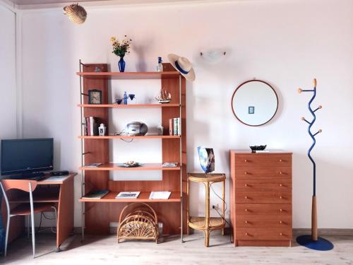 a room with a desk and a mirror at Bilocale in centro con vista mare in Porto Santo Stefano