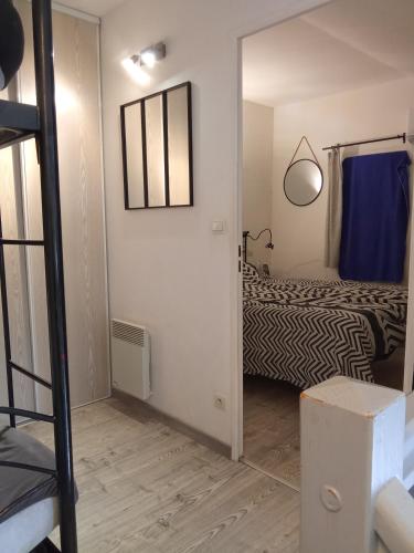 une chambre avec un lit et un lit superposé dans l'établissement Maison coquette en Camargue, à Gallargues-le-Montueux