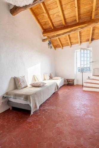 une chambre avec deux lits et un plafond en bois dans l'établissement apt chagall, à Saint-Paul-de-Vence