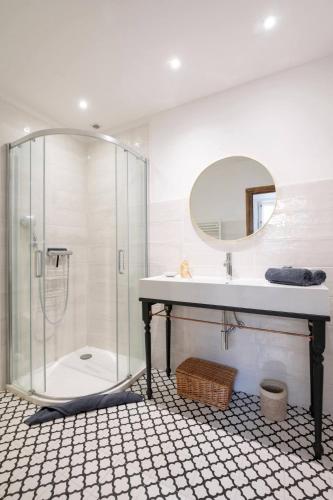 une salle de bain avec une douche, un lavabo et un miroir dans l'établissement apt chagall, à Saint-Paul-de-Vence