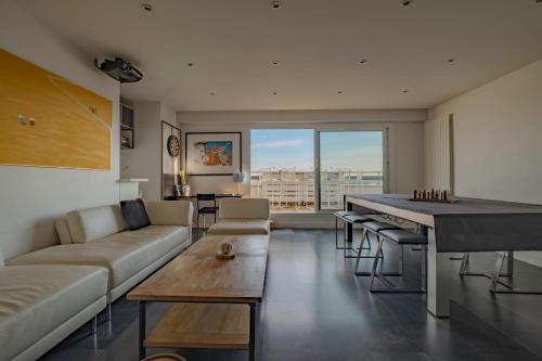 un salon avec un canapé et une table dans l'établissement Le Bloy - Grande terrasse, Proche Paris, à Fontenay-aux-Roses