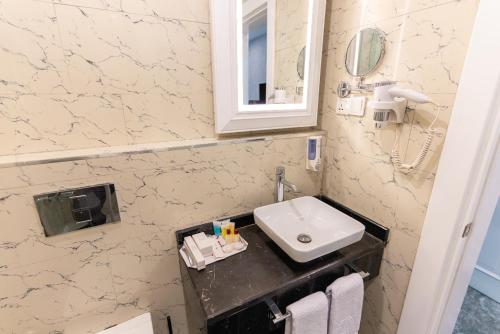 Ein Badezimmer in der Unterkunft The Best Time Hotel