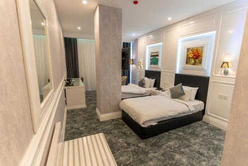 Ein Bett oder Betten in einem Zimmer der Unterkunft The Best Time Hotel