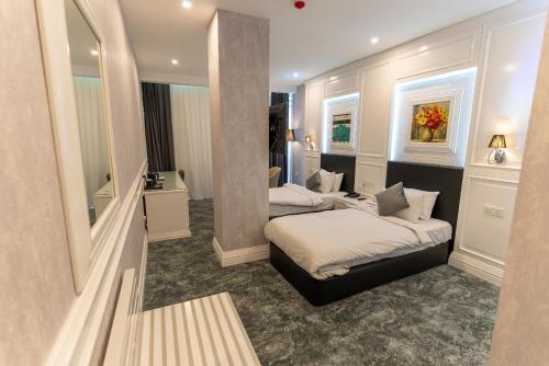 Ein Bett oder Betten in einem Zimmer der Unterkunft The Best Time Hotel