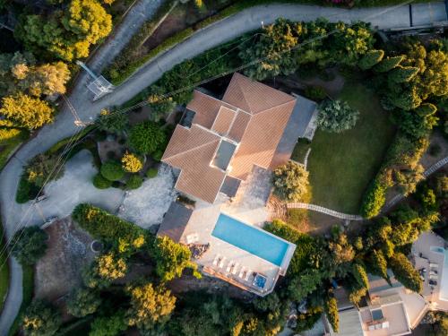 an overhead view of a house with a pool at Villa Naldera in Kommeno