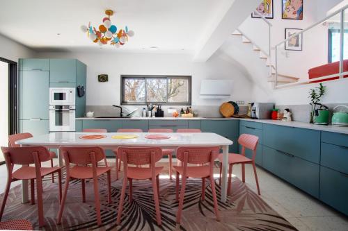 une cuisine avec une table et des chaises dans une cuisine dans l'établissement Villa Seventy, à Frontignan