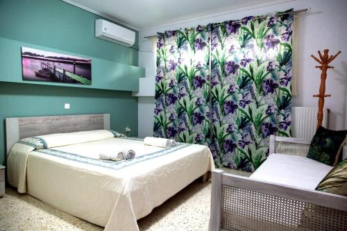 1 Schlafzimmer mit 2 Betten und Blumentapete in der Unterkunft Cosy House 50m of Beach Kalamia 80 sqm in Korinthos