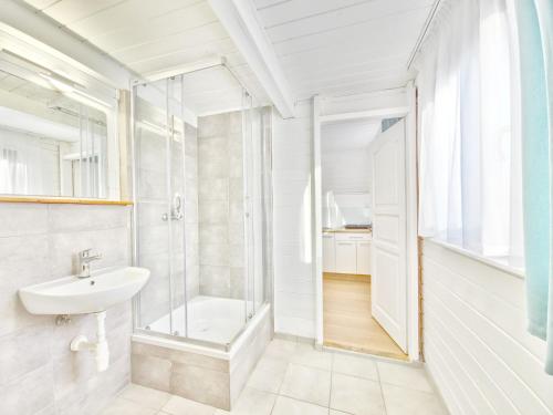 Koupelna v ubytování Domki Słoneczko z dostępem do jacuzzi sauny i rowerów w cenie