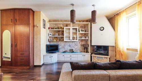 ein Wohnzimmer mit Sofa und Fernseher in der Unterkunft Dimora Letizia in Gallipoli