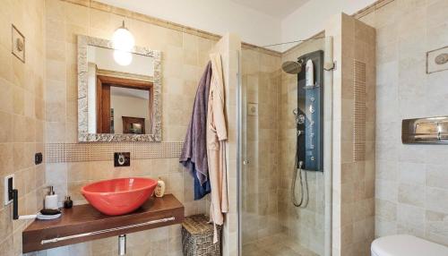 ein Badezimmer mit einem roten Waschbecken und einer Dusche in der Unterkunft Dimora Letizia in Gallipoli
