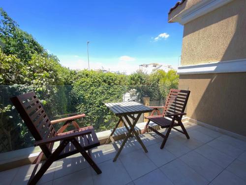 a patio with two chairs and a table on a balcony at فيلا فندقية بالشيخ زايد - Zayed Suites B in Sheikh Zayed