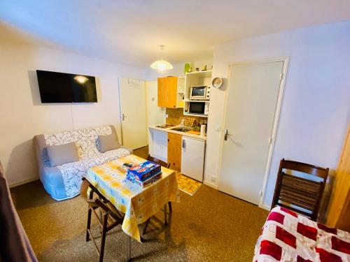 un petit salon avec un canapé et une table dans l'établissement Mountain-style studio, Lake, Skiing, à Allos