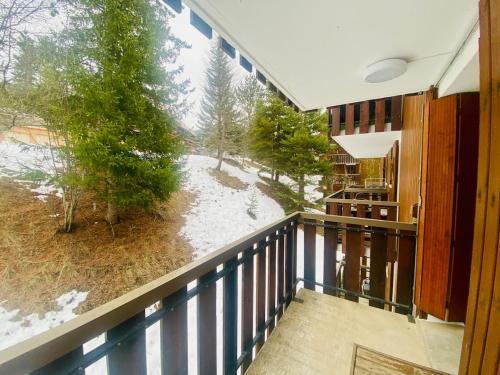 d'un balcon avec vue sur une cour enneigée. dans l'établissement Mountain-style studio, Lake, Skiing, à Allos