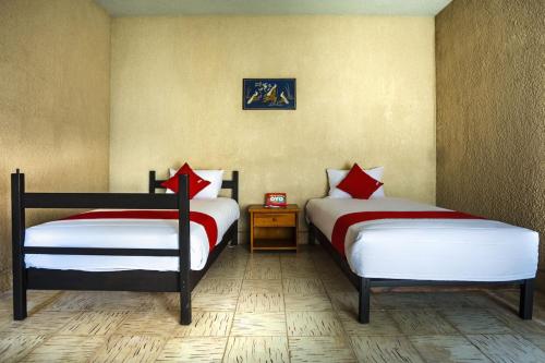 OYO Hotel Oasis, Matehualaにあるベッド