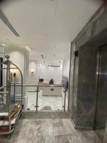 a bathroom with a stone wall in a room at فندق اليسر الفضي ام القري in Mecca