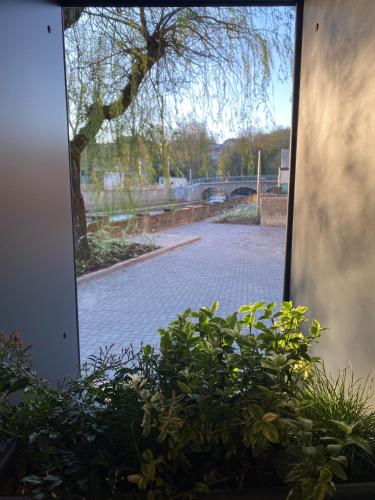 una ventana con vistas a una calle de ladrillo en Weserwasser, en Eupen