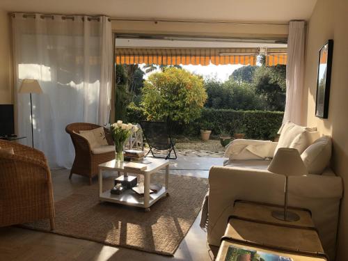 un salon avec un canapé et une table dans l'établissement Les Oliviers 3, Domaine de Pierre Longue, à Cannes